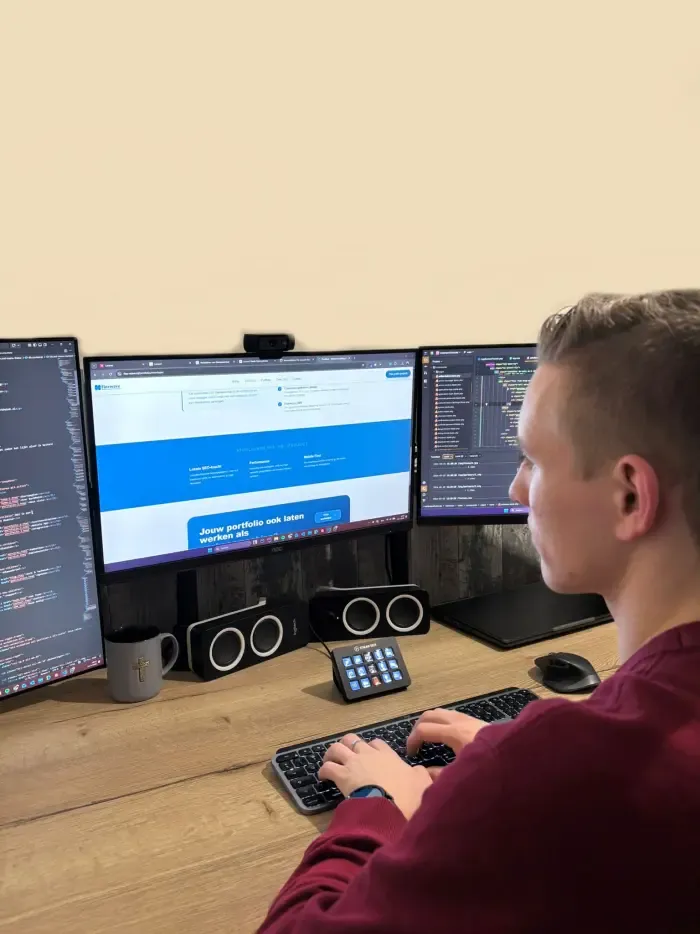Werkplek van FlexWave in Nunspeet met code en een webapplicatie op de schermen